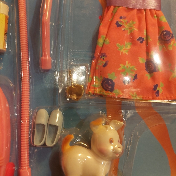 Vintage Barbie RARE So Much To Do Cleaning Set with CHARM NOS Sealed Near MINT - Picture 4 of 10